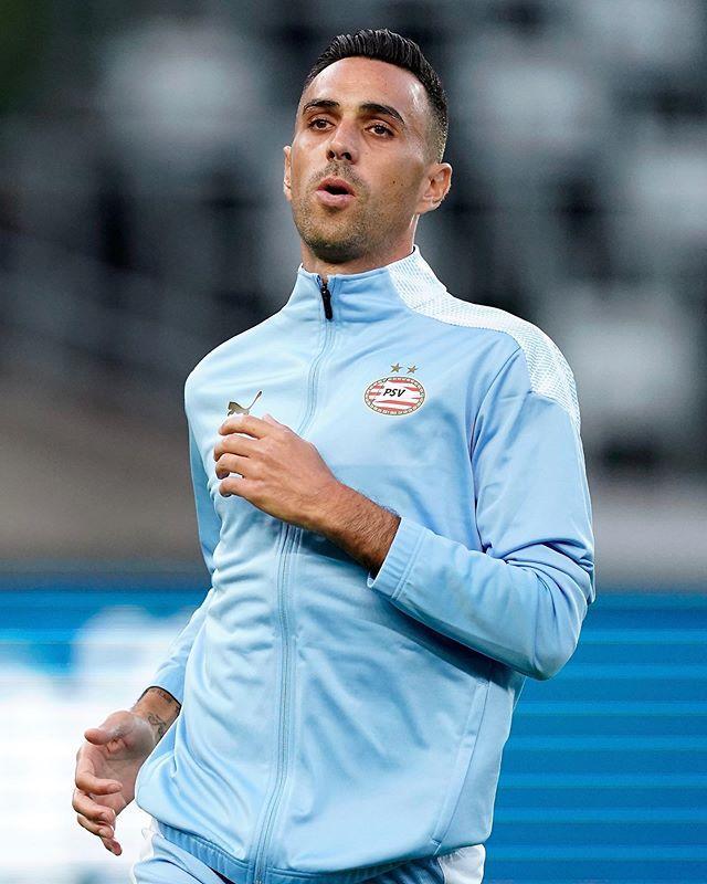 赛前尼斯备战荷甲，手感冰凉细节曝光，赛场秩序良好，更衣室氛围转暖