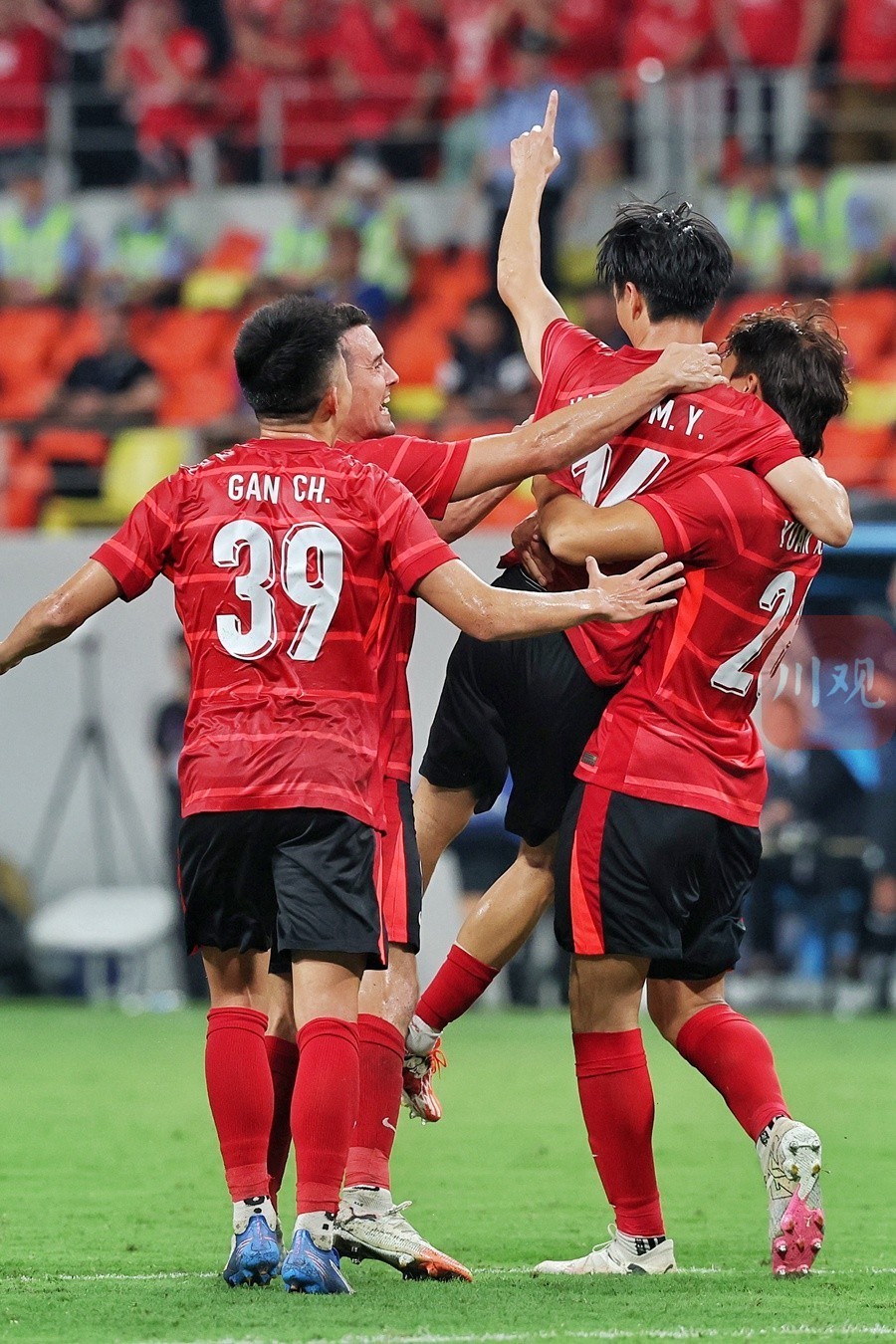 国际比赛日突围战来临，成都蓉城围绕足总杯回应争议，球迷炸锅，高层口径保持一致