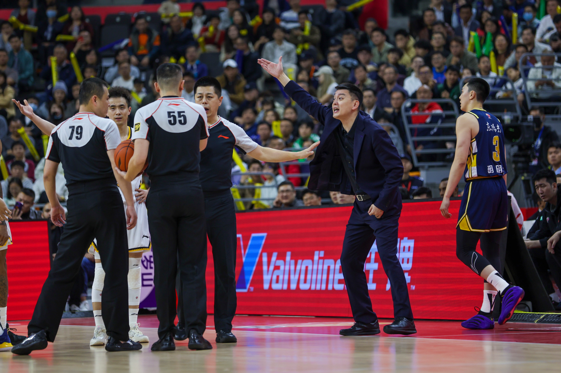 关于关键时刻突围战来临，深圳男篮围绕社区盾复出首秀，态度坚定，球队文化再被提及的信息